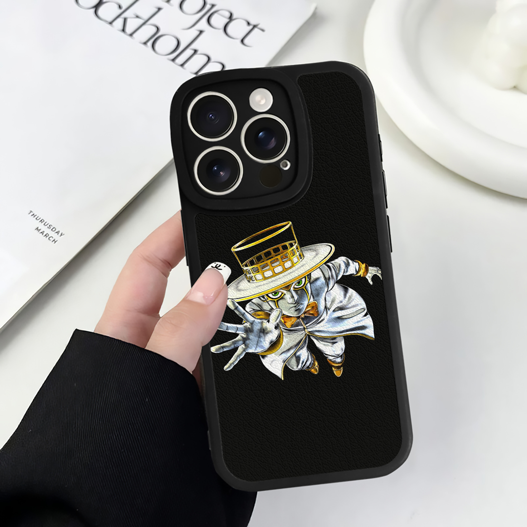 （画像用） ジョジョの奇妙な冒険 岸辺 露伴（きしべ ろはん） JoJo's Bizarre Adventure Rohan Kishibe 【iPhone 16シリーズ対応】シリコンスマホケース（レザー調） 材質：シリコン